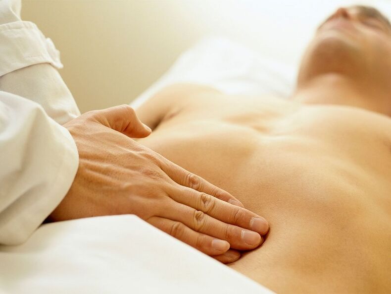 Abtasten des Bauches zum Nachweis von Parasiten