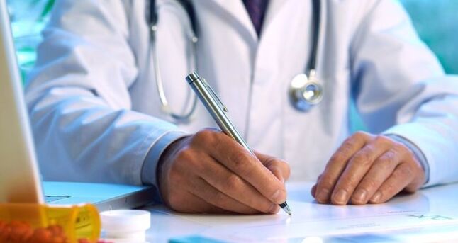 Der Arzt verschreibt einem Patienten mit Parasiten unter der Haut eine Behandlung